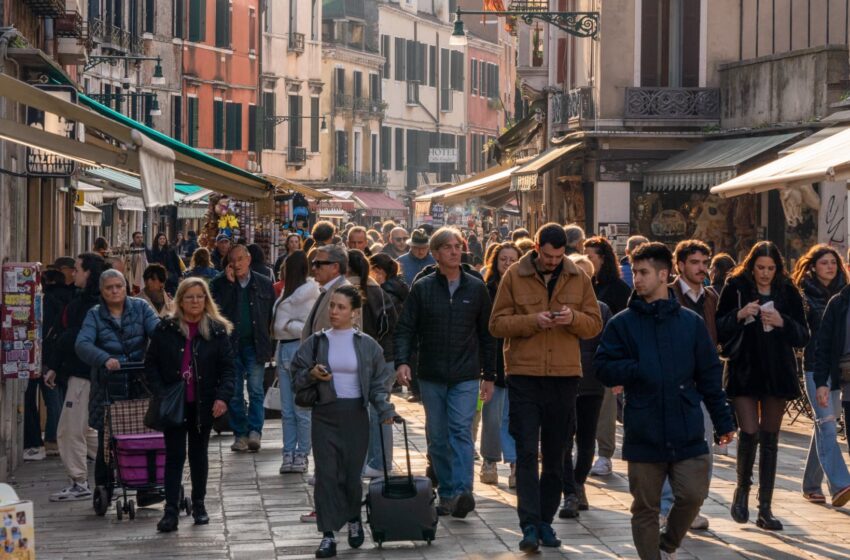  Italy is bracing for a record wave of tourists, but is having trouble handling them