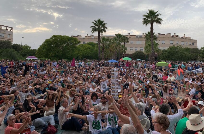  Thousands march against mass tourism in Mallorca and Menorca