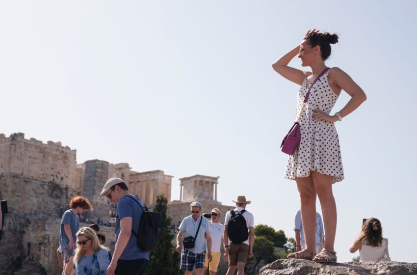  Greece shuts schools and Acropolis as heatwave hits