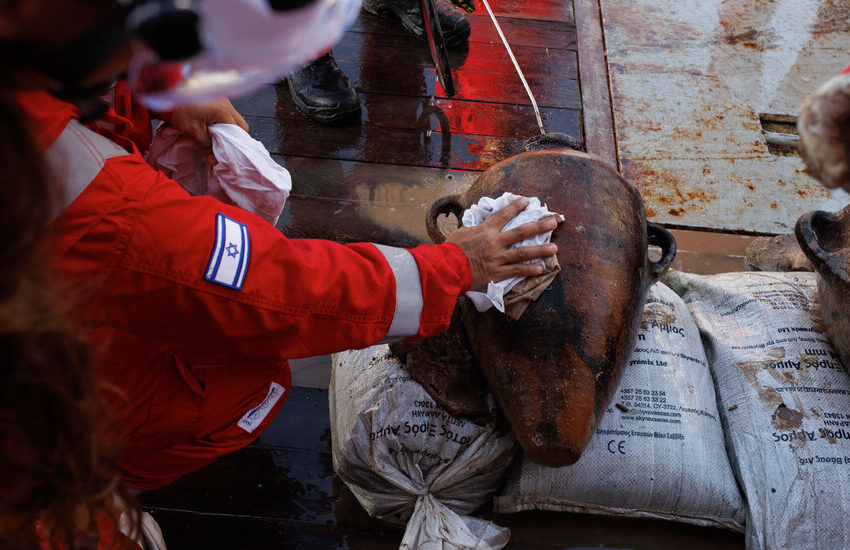  Ancient Shipwreck Preserves a Deep Bronze Age Time Capsule