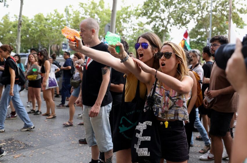 anti-tourism-protesters-soak-diners-in-barcelona