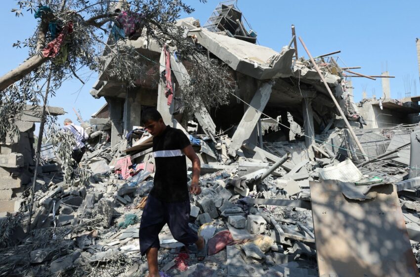  Dozens killed in Israeli airstrike outside school in Gaza