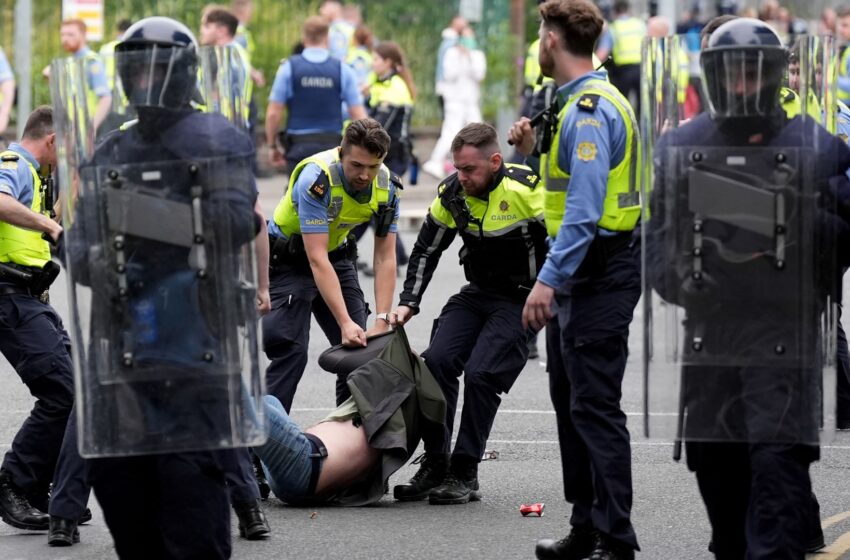  Protesters attack police and set fires outside Dublin asylum seeker site