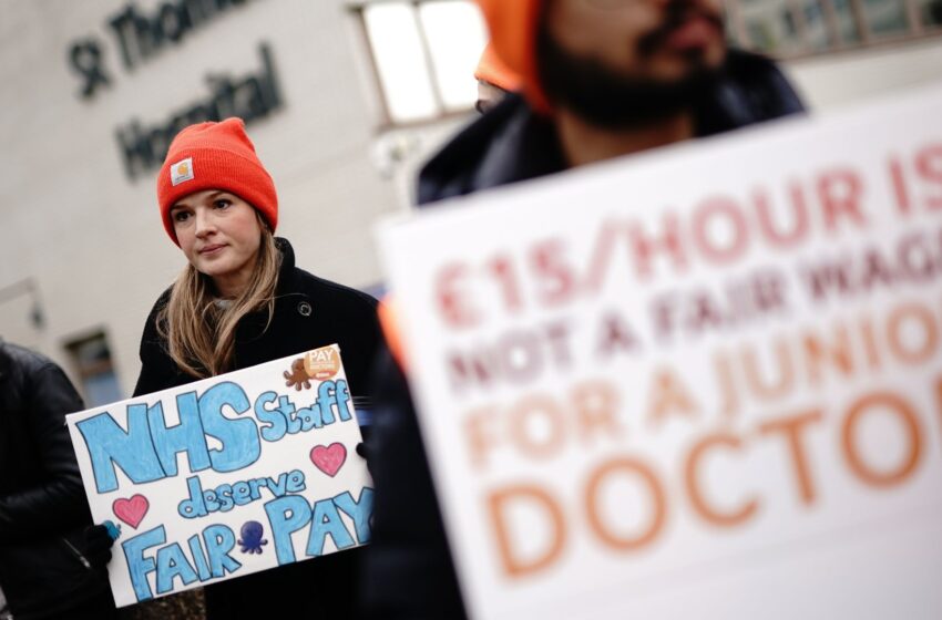 junior-doctors-to-begin-voting-on-22%-pay-offer-–-but-threat-of-future-strikes-remain