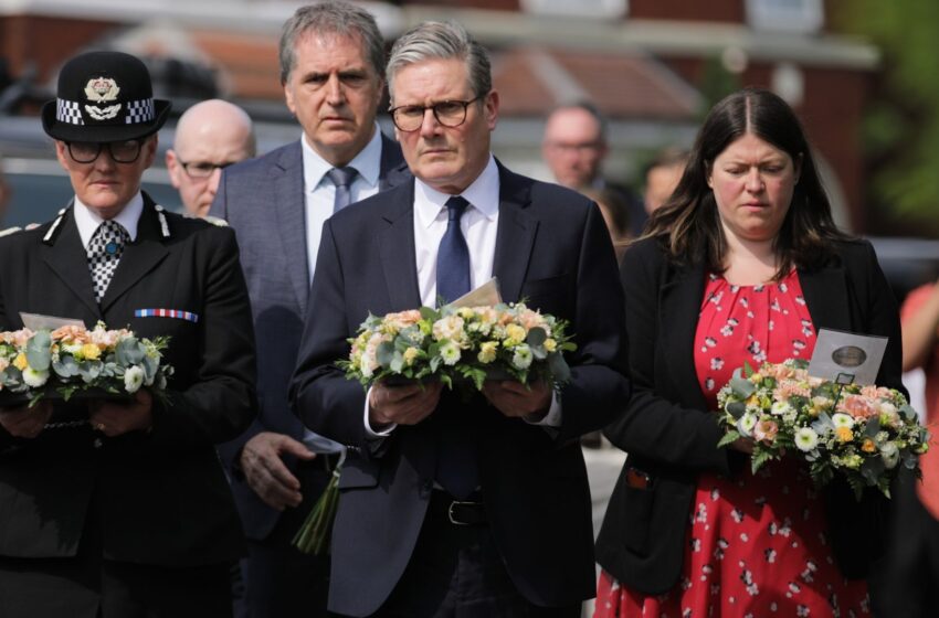  Starmer meeting police chiefs after more violence following Southport stabbings