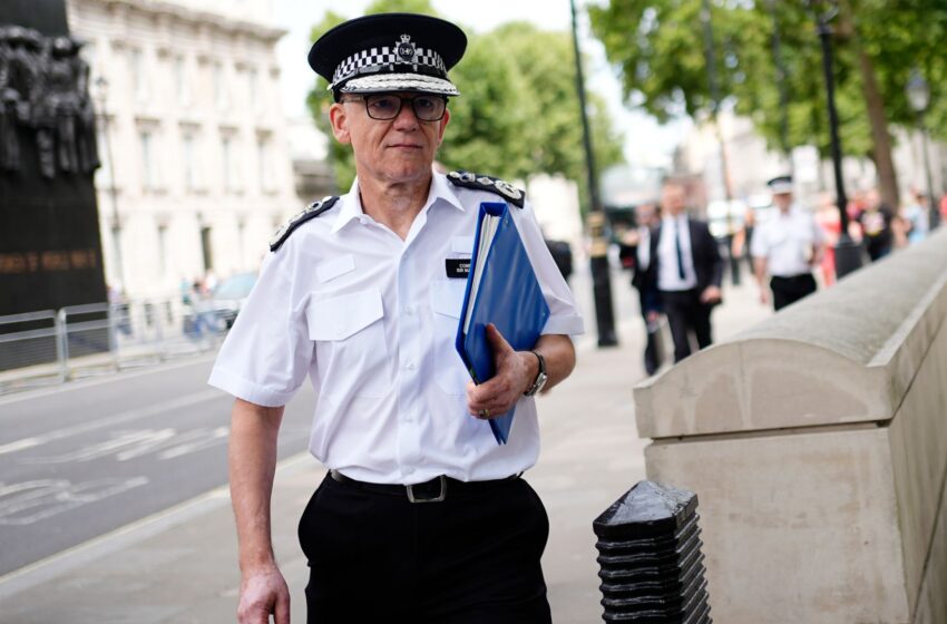  Met Police chief grabs journalist’s microphone and throws it to ground