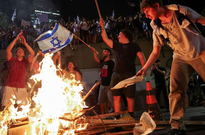 israelis-set-to-strike-–-as-around-500,000-protest-after-hostages-found-dead