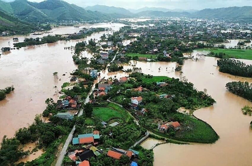 video-shows-dramatic-bridge-collapse-in-deadly-vietnam-typhoon