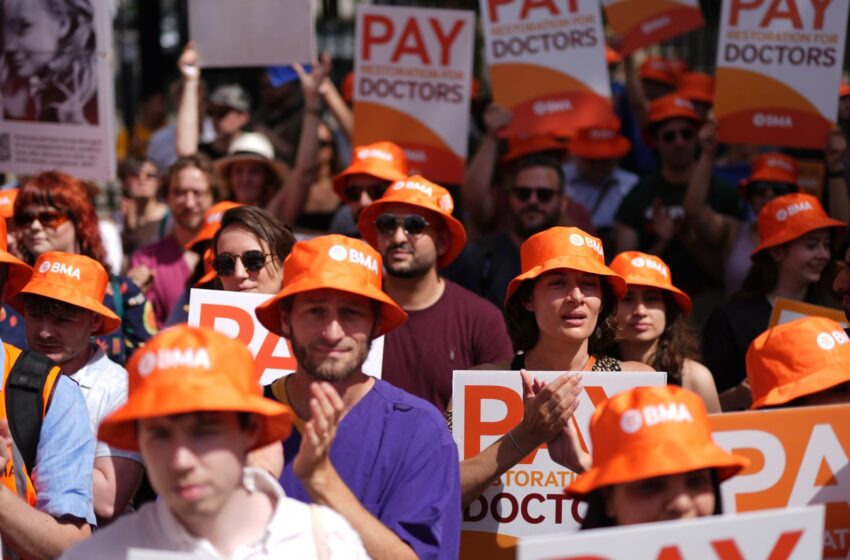  Junior doctors in England vote to accept pay deal