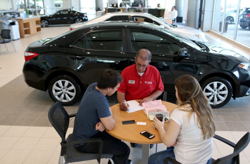 us.-credit-card-debt-declines-for-second-time-in-past-three-months,-signaling-plateau-in-borrowing