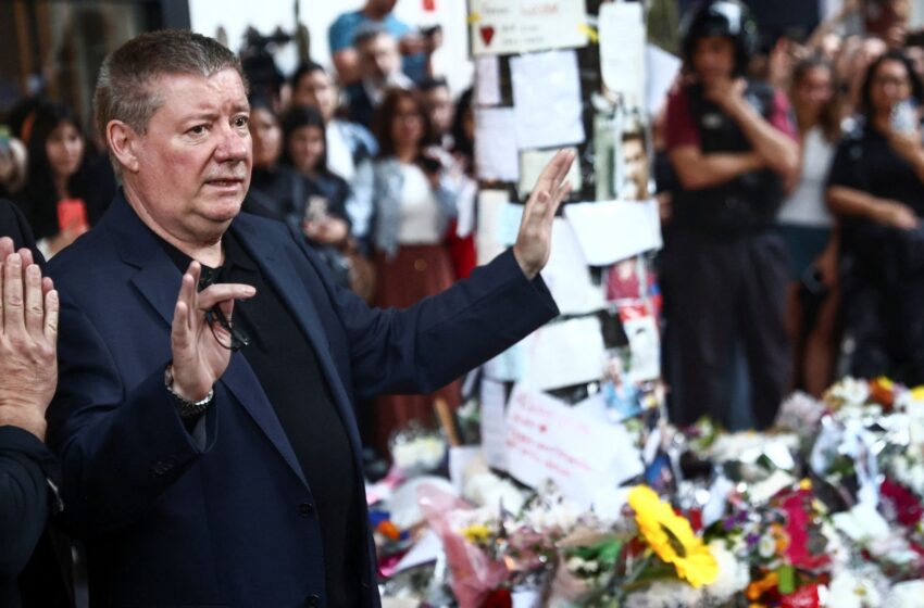  Liam Payne’s father reads tributes and kisses pictures outside Argentinian hotel where son died