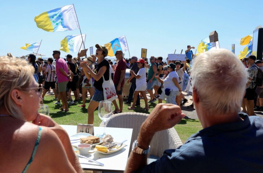  Thousands demonstrate against tourism in Canary Islands