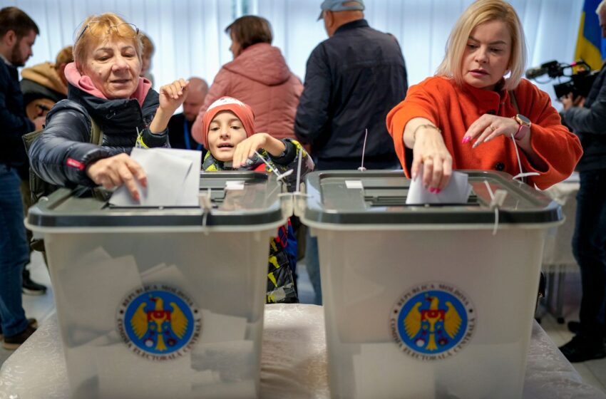  Kremlin complains as Moldova votes for closer EU ties in knife-edge referendum