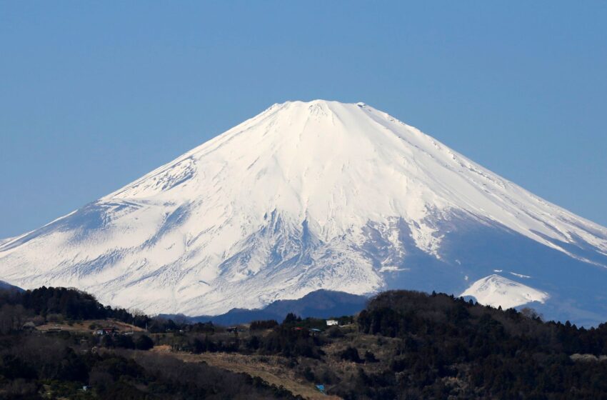 still-no-snow-on-mount-fuji,-forecasters-say,-as-new-record-set