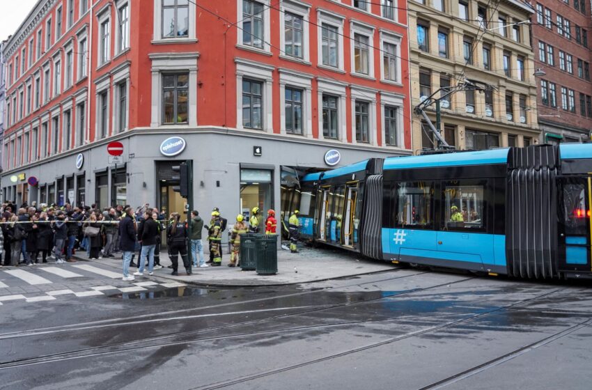 tram-crashes-into-shop-in-oslo