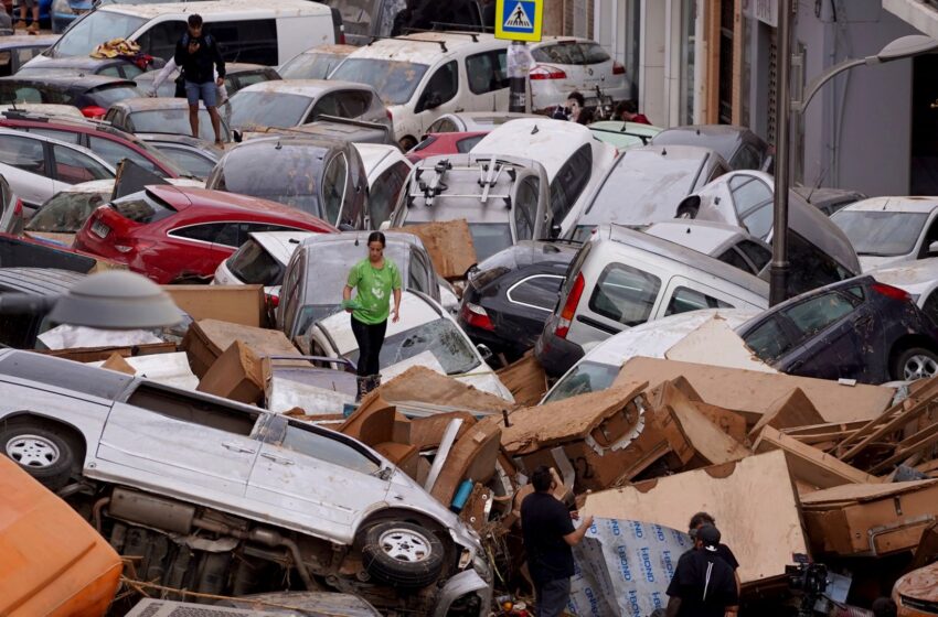  Search for bodies inside cars and homes after deadly flash floods in Spain