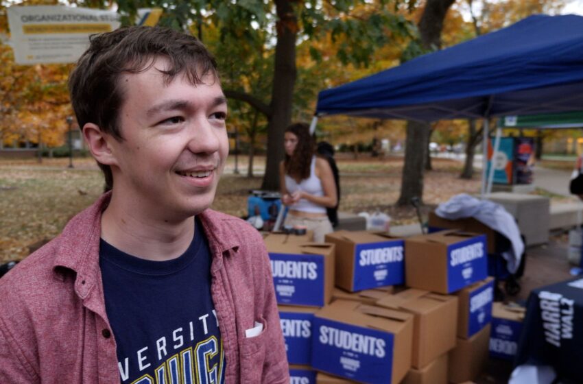  ‘We’ve had a lot of good energy here’: University students handed cookies for voting early