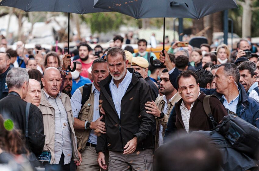 angry-crowds-hurl-mud-and-insults-at-king-of-spain-as-he-visits-town-devastated-by-floods