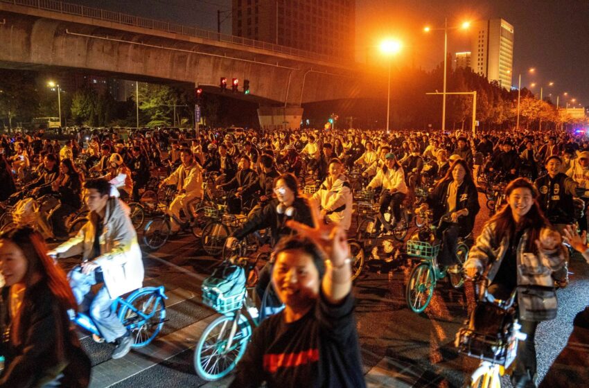  Thousands of students block highway while cycling for dumplings