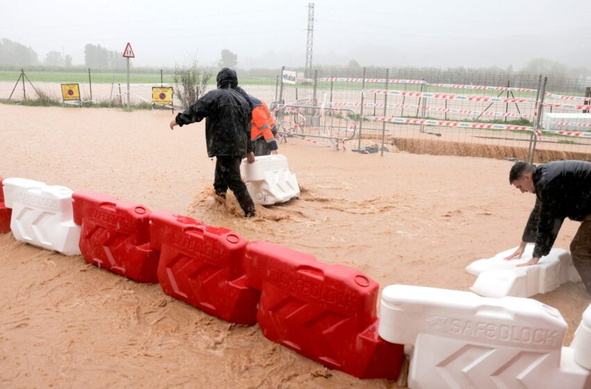  Thousands evacuated in Spain as residents cover cars in plastic wrap