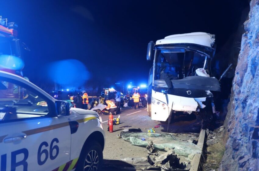  Two dead and more than 30 injured after coach crashes in Pyrenees