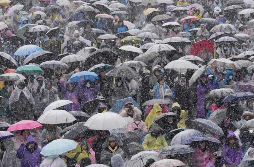 thousands-brave-freezing-conditions-to-protest-against-south-korean-president-as-he-faces-arrest