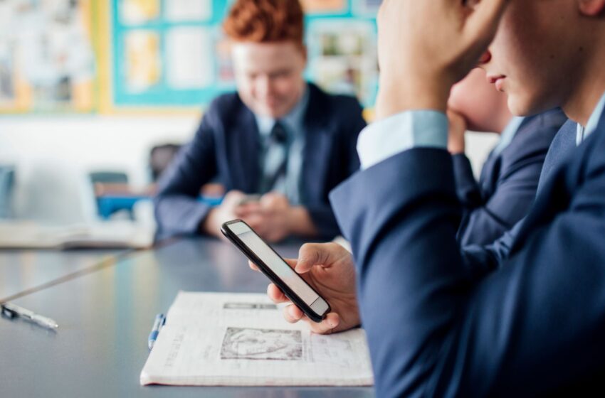  Banning phones in schools does not improve grades or mental health, new study finds