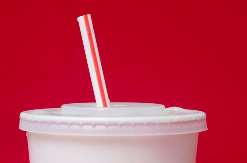  Trump signs order reversing US move to ban plastic straws