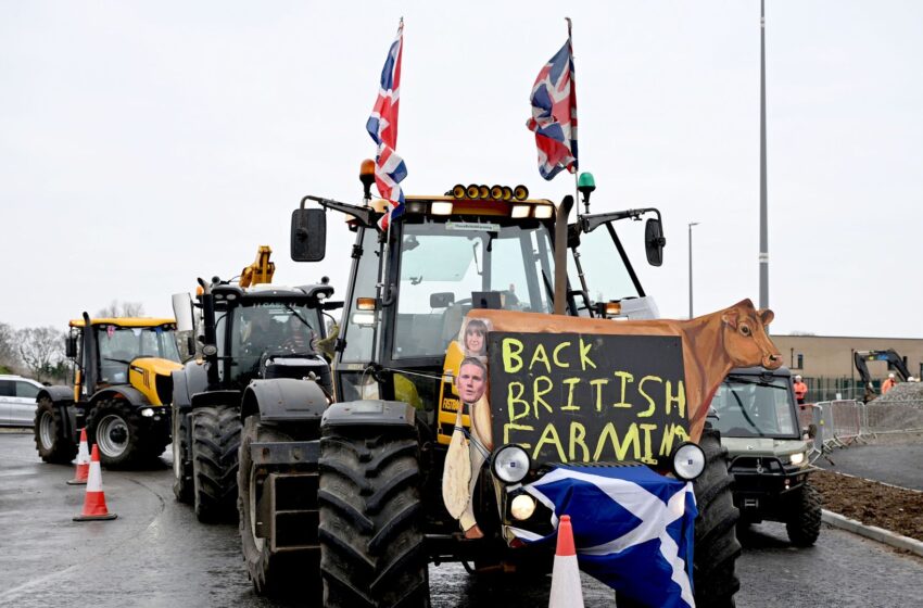  Starmer cuts short visit after farmers stage noisy tractor protest