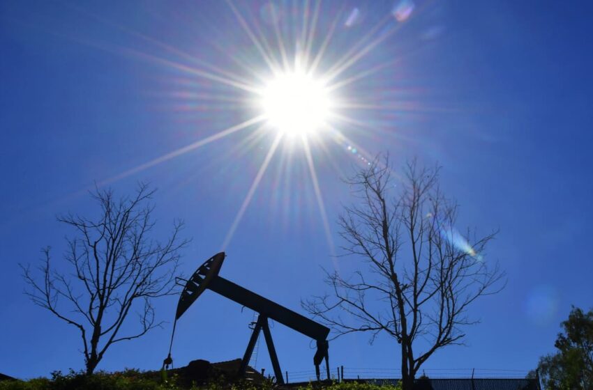  Oil prices end lower, erasing weekly gains