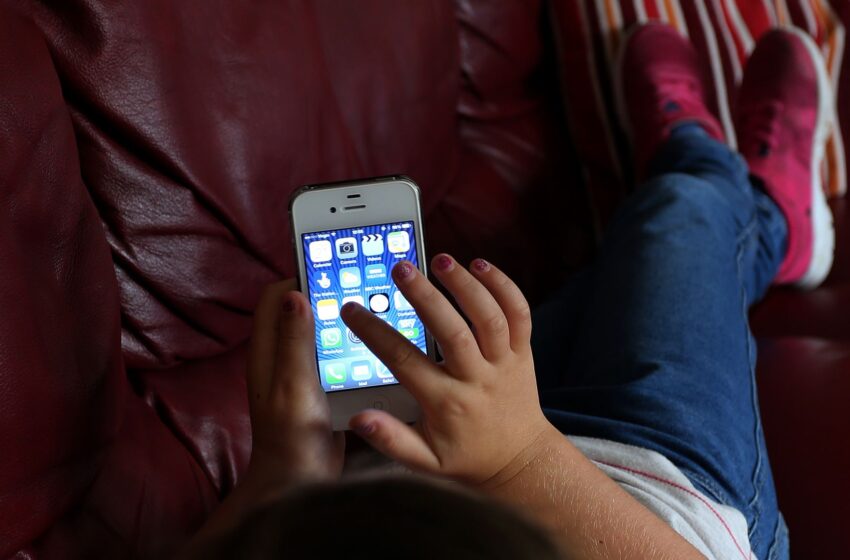  Bill to stop children ‘doom scrolling’ to get backing – but only after watering down